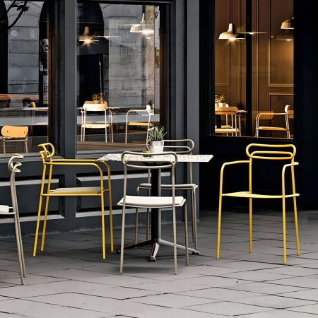 Chaise de terrasse colorée en acier - design minimaliste Uti