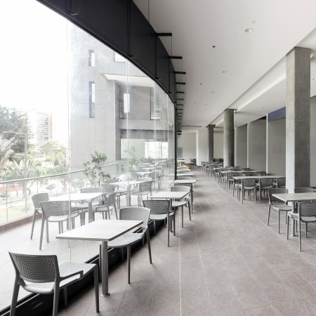 Chaise d’extérieur empilable au design ajouré en plastique bleu – Fiorellina 2