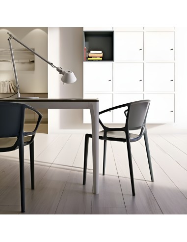 Chaise en plastique en salle de pause - dossier plein confort 