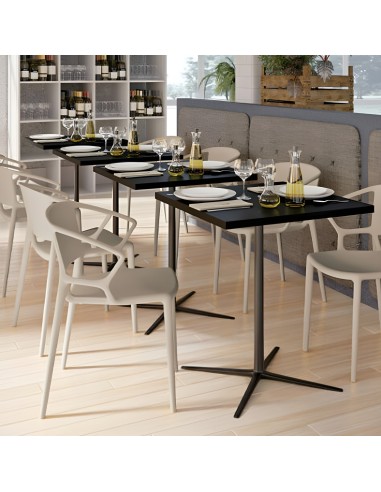 Chaise en plastique en salle de pause - dossier plein confort