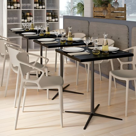 Chaise en plastique en salle de pause - dossier plein confort