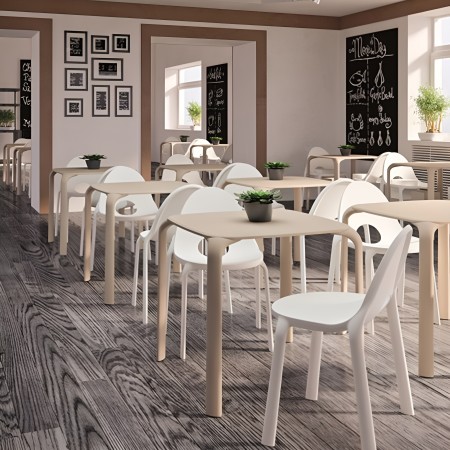 Chaises design Drop blanches et sable dans une salle de restaurant contemporaine