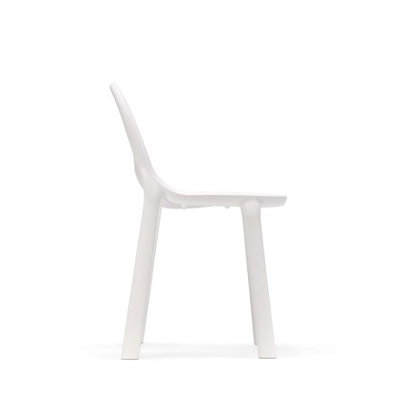Chaise Drop blanche vue de côté, profil ergonomique en plastique recyclé