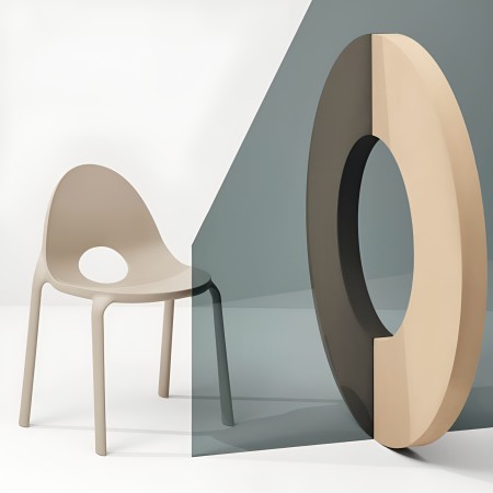 Chaise Drop coloris sable en plastique avec vue artistique moderne