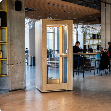 cabine acoustique individuel Haven one en bois pour appels téléphoniques dans un espace de coworking moderne