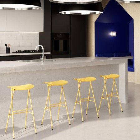 Tabourets de cuisine jaunes en acier et plastique - bar de cuisine et espace de coworking