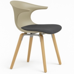 chaise design pieds en bois avec assise rembourrée