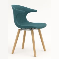 chaise design en tissu avec pieds en bois