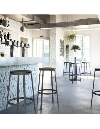 Tabourets hauts ROUND&ROUND noirs avec assise fixe dans un bar moderne et lumineux