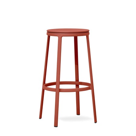 Tabouret haut ROUND&ROUND rouge brique avec assise pivotante en plastique et repose-pieds circulaire