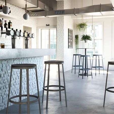 Tabourets hauts ROUND&ROUND noirs avec assise pivotante dans un bar moderne et lumineux