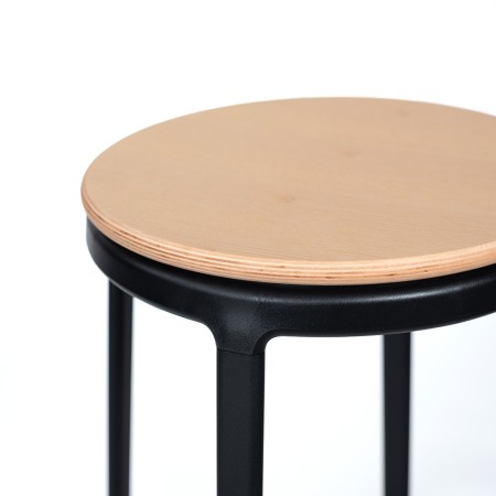 Assise pivotante en bois clair du tabouret ROUND&ROUND avec structure noire en métal