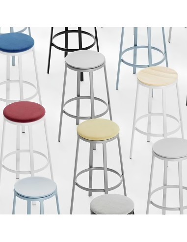 Collection de tabourets ROUND&ROUND avec assises colorées, design moderne et structure fine