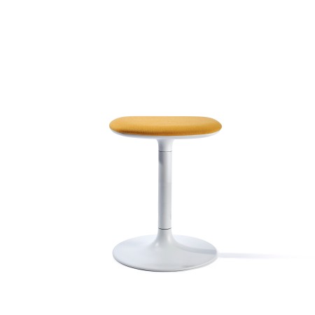 Tabouret bas Flink avec piètement central blanc et assise rembourrée jaune moutarde