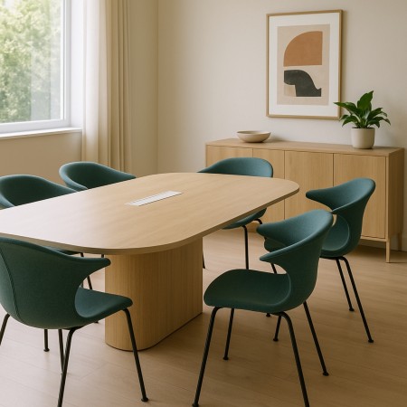 Chaise de réunion design en tissu vert dans une salle de réunion moderne avec table ovale en bois clair  