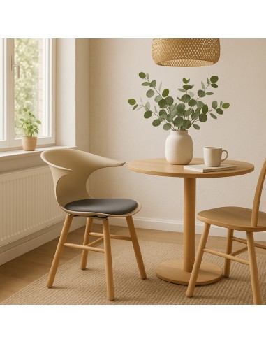 Chaise rétro Loop Mono beige avec assise anthracite et pieds en bois dans coin repas
