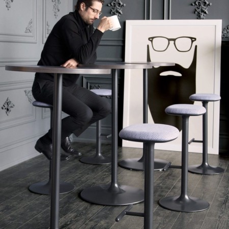 Tabourets de bar Flink avec piètement noir mat et assise tissu gris clair dans un intérieur élégant et design 2
