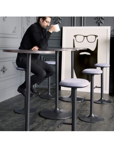 Tabourets de bar Flink avec piètement noir mat et assise tissu gris clair dans un intérieur élégant et design