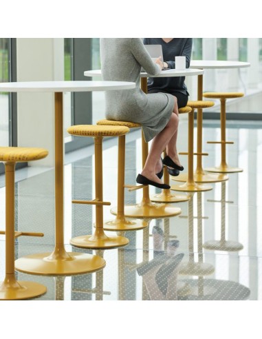 Tabourets de bar Flink avec assise rembourrée jaune et piètement métal assorti, en espace de coworking moderne