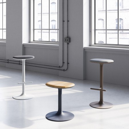 Collection de tabourets Flink avec assises bois ou tissu dans un intérieur lumineux au style industriel moderne