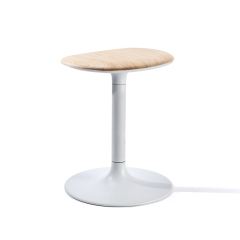 Tabouret design Flink bas avec assise en bois clair et piétement blanc, style minimaliste moderne