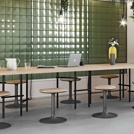 Tabouret design Flink bas avec assise en bois clair et piétement blanc, style minimaliste moderne 2