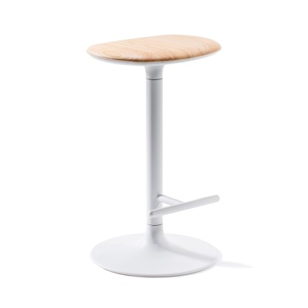 Tabouret de cuisine Flink Wood en bois clair, pivotant avec piètement blanc, repose-pieds intégré