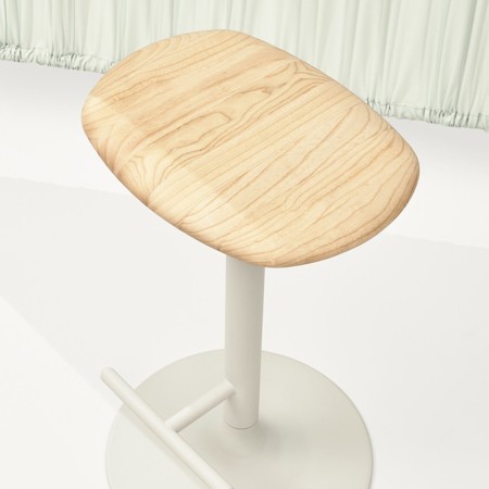 Tabouret Flink bar avec assise en bois clair et repose-pieds intégré sur piètement blanc, adapté aux espaces modernes