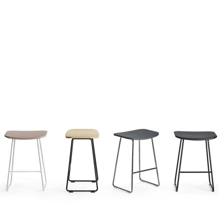 Tabouret bas Klejn en plastique bleu ciel avec piètement en acier noir 2