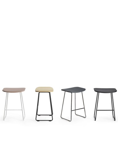Gamme de tabourets bas Klejn avec assises en plastique de différentes couleurs et structures variées