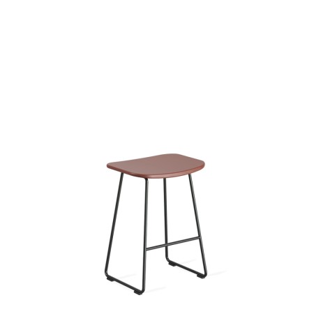 Tabouret bas Klejn en plastique marsala et structure métallique noire