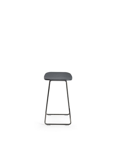 Tabouret Klejn bas en plastique gris foncé avec structure en métal chromé, vue de face