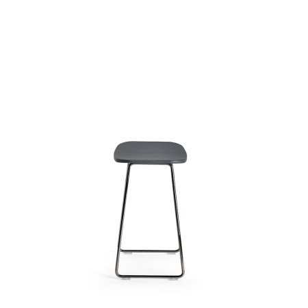 Tabouret Klejn bas en plastique gris foncé avec structure en métal chromé, vue de face