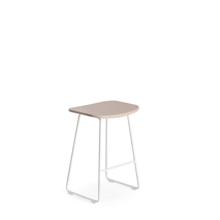 Tabouret bas Klejn en plastique beige clair avec piètement en acier blanc