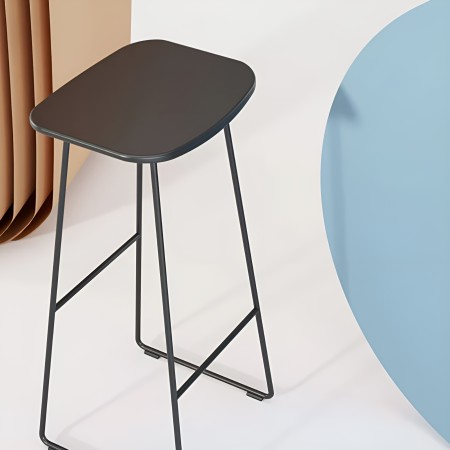 Tabouret de cusine KLEJN coloris noir en plastique et acier - intérieurs minimalistes