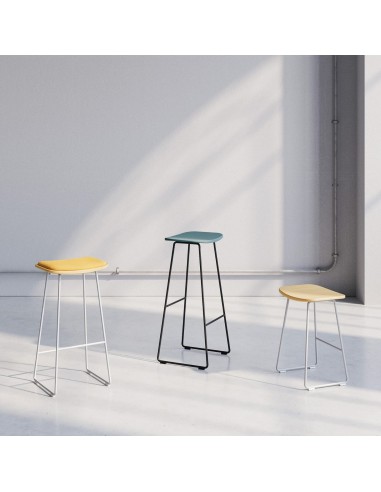 Gamme KLEJN tabourets en acier et plastique avec plusieurs coloris - design minimaliste