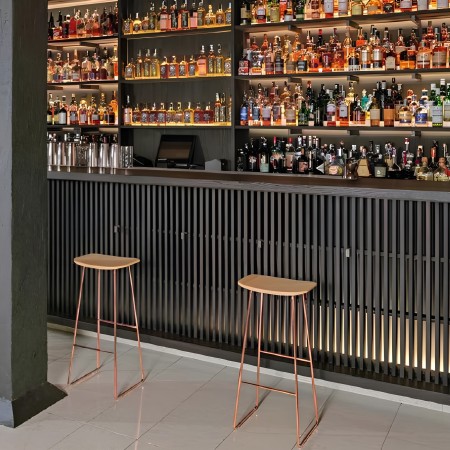 Tabouret de bar KLEJN . design minimaliste et pratique, léger acier et plastique