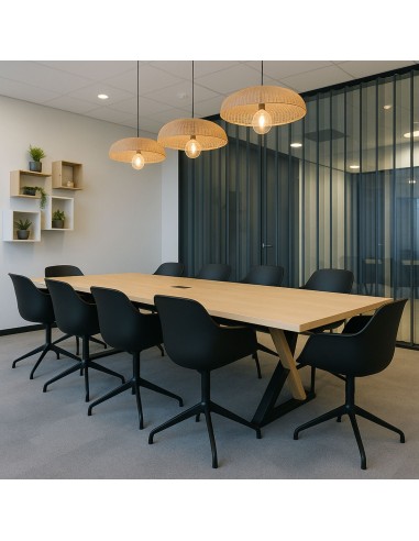 Chaises de réunion pivotantes Sicla noires avec assise tissu gris autour d'une table en bois clair dans une salle de réunion