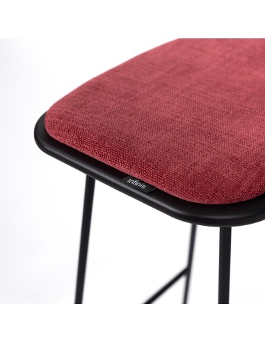 Détail de l’assise en tissu rouge du tabouret Klejn