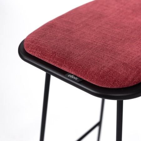 Détail de l’assise en tissu rouge du tabouret Klejn