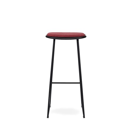 Tabouret de bar Klejn vu de face avec assise en tissu rouge et structure noire