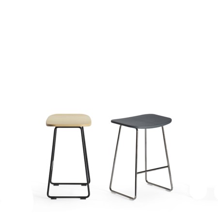 tabouret bas KLEJN en bois et acier – assise frêne naturel 2