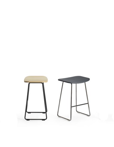 Tabouret design KLEJN Low en bois avec piètement en métal – mobilier moderne pour cuisine ou bar
