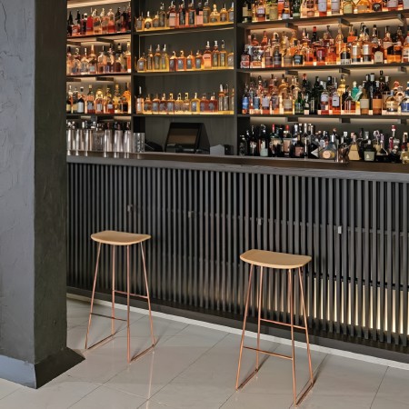 Tabouret de bar en acier et bois - pour comptoirs chaleureux et espaces de coworking 2