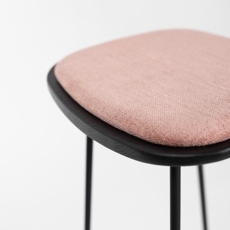 Assise en tissu du tabouret en bois et acier KLEJN pour bars comptoirs et cafés