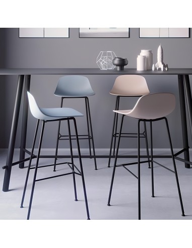 Tabourets Pure Loop Mini multicolores avec piètement noir dans une salle à manger moderne