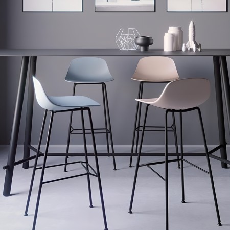 Tabourets Pure Loop Mini multicolores avec piètement noir dans une salle à manger moderne