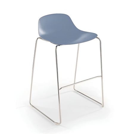 Tabouret de cuisine bleu avec assise en plastique et pieds en traîneau - stabilité et modernité