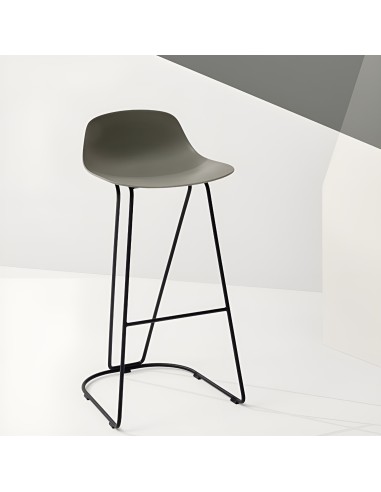 Tabouret Pure Loop Mini Dandy vert avec pieds noirs, installé dans une cuisine moderne