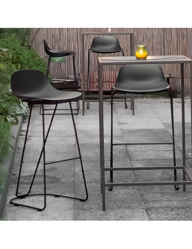 Tabourets Pure Loop Mini Dandy installés en extérieur, piètement noir mat